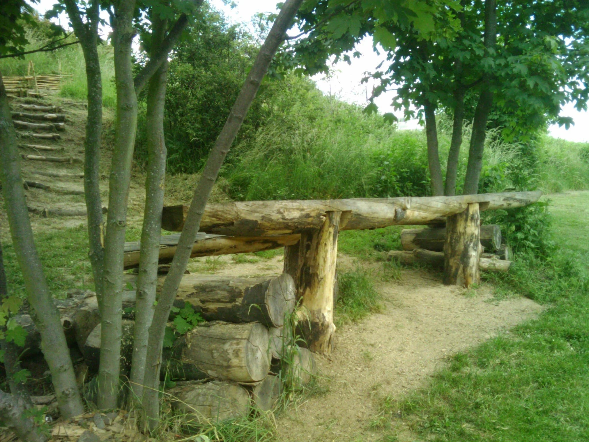 Parc du Lihou • banc et table en bois rond (érable) déligné